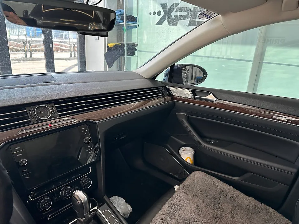 VWパサートのカーラッピング事例|内装のイメージチェンジ 施工写真 3-2