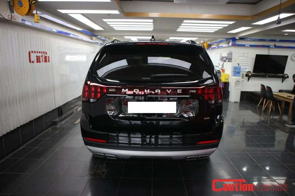 Kia Mohaveのカーラッピング事例|クロームパーツをブラック化 施工写真 1-2