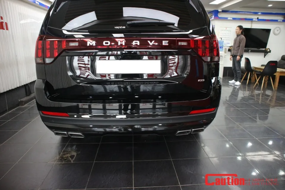 Kia Mohaveのカーラッピング事例|クロームパーツをブラック化 施工写真 2-3