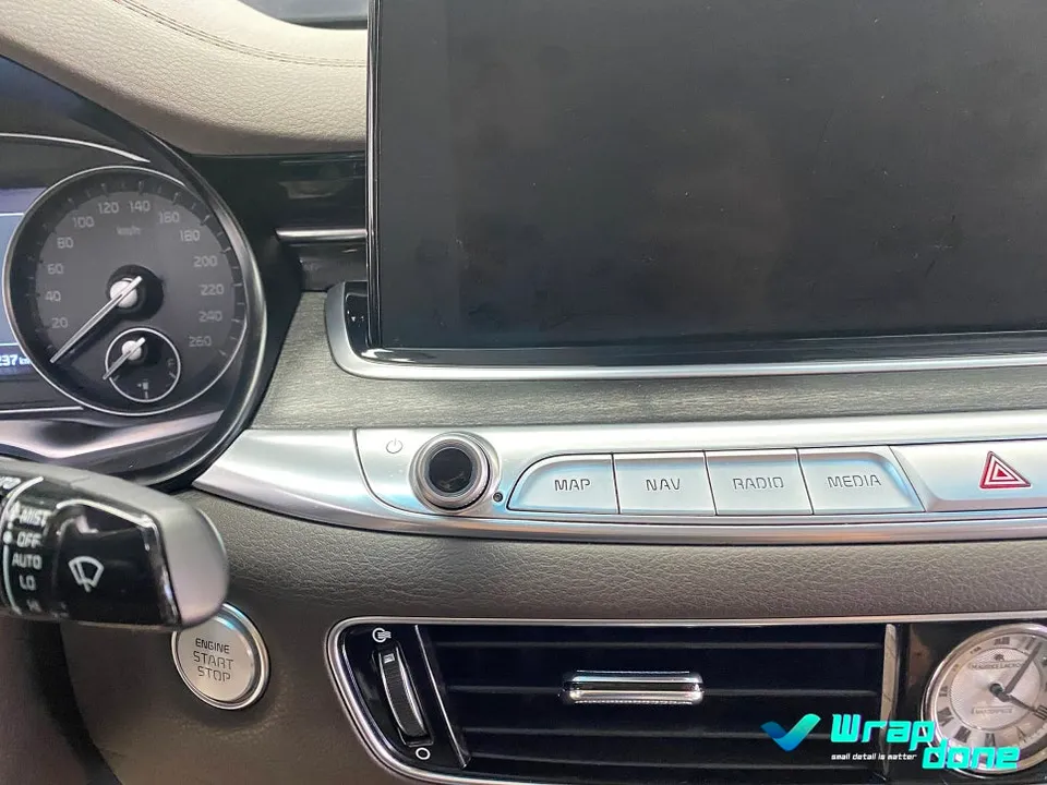 Kia K900のカーラッピング事例｜内装ウッドのイメージチェンジ 写真