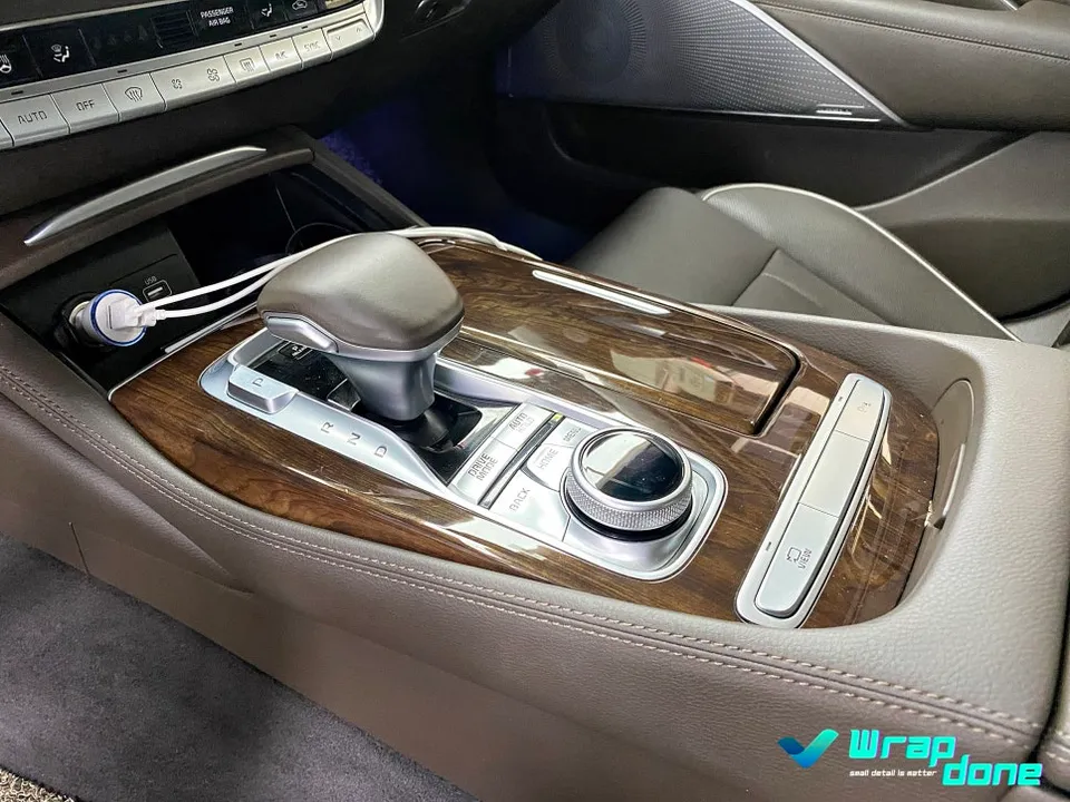 Kia K900のカーラッピング事例｜内装ウッドのイメージチェンジ 施工写真 2-1