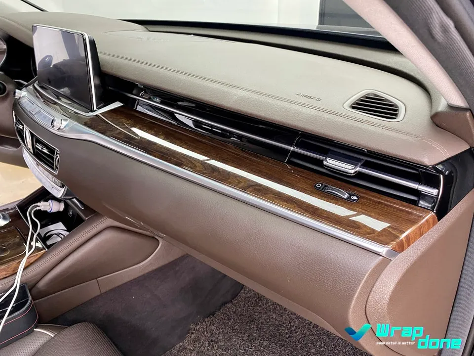 Kia K900のカーラッピング事例｜内装ウッドのイメージチェンジ 施工写真 3-1