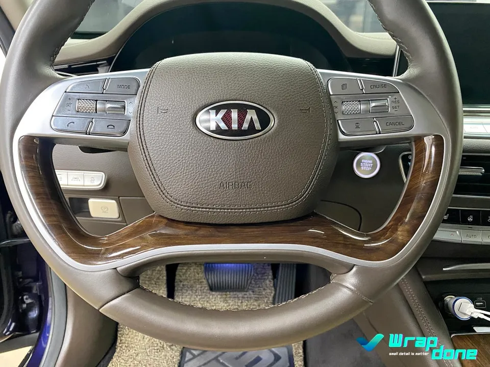 Kia K900のカーラッピング事例｜内装ウッドのイメージチェンジ 施工写真 2-2