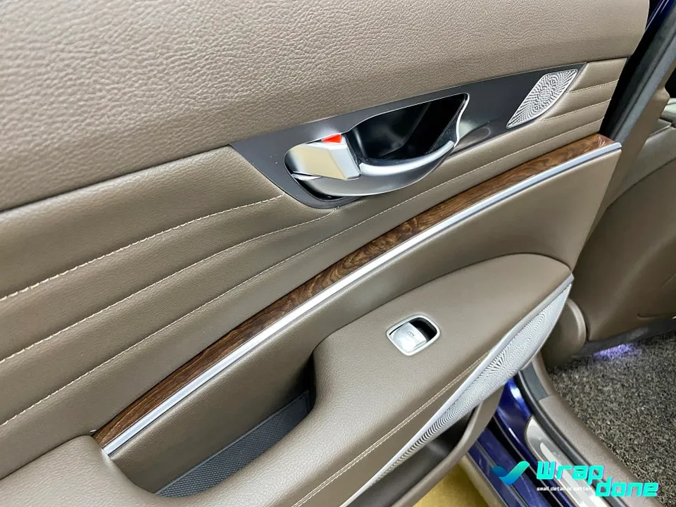 Kia K900のカーラッピング事例｜内装ウッドのイメージチェンジ 施工写真 1-3
