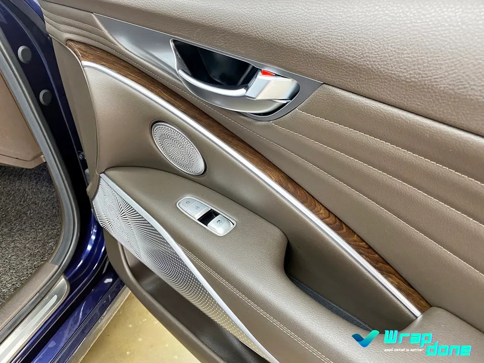 Kia K900のカーラッピング事例｜内装ウッドのイメージチェンジ 施工写真 2-3