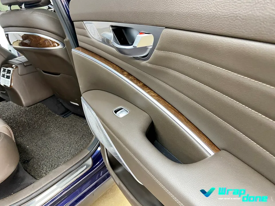 Kia K900のカーラッピング事例｜内装ウッドのイメージチェンジ 施工写真 3-3