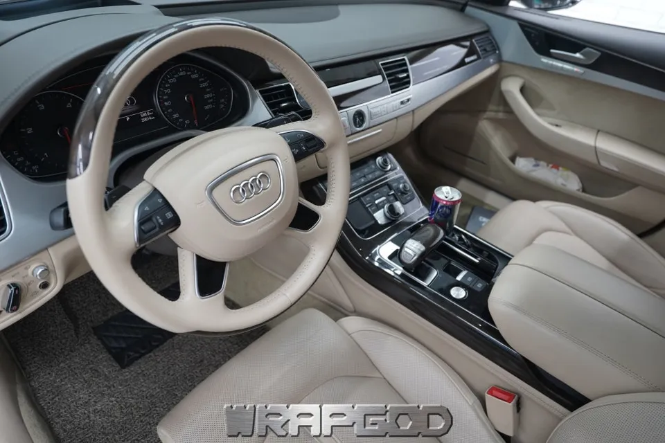 Audi A8のカーラッピング事例｜高級感ある室内へ 施工写真 1-1