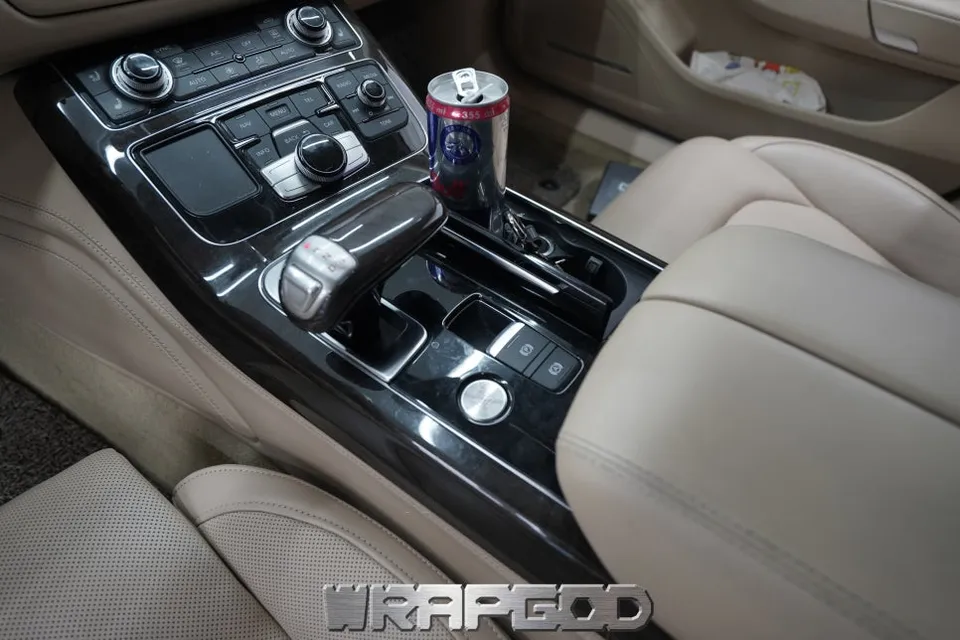 Audi A8のカーラッピング事例｜高級感ある室内へ 施工写真 2-1