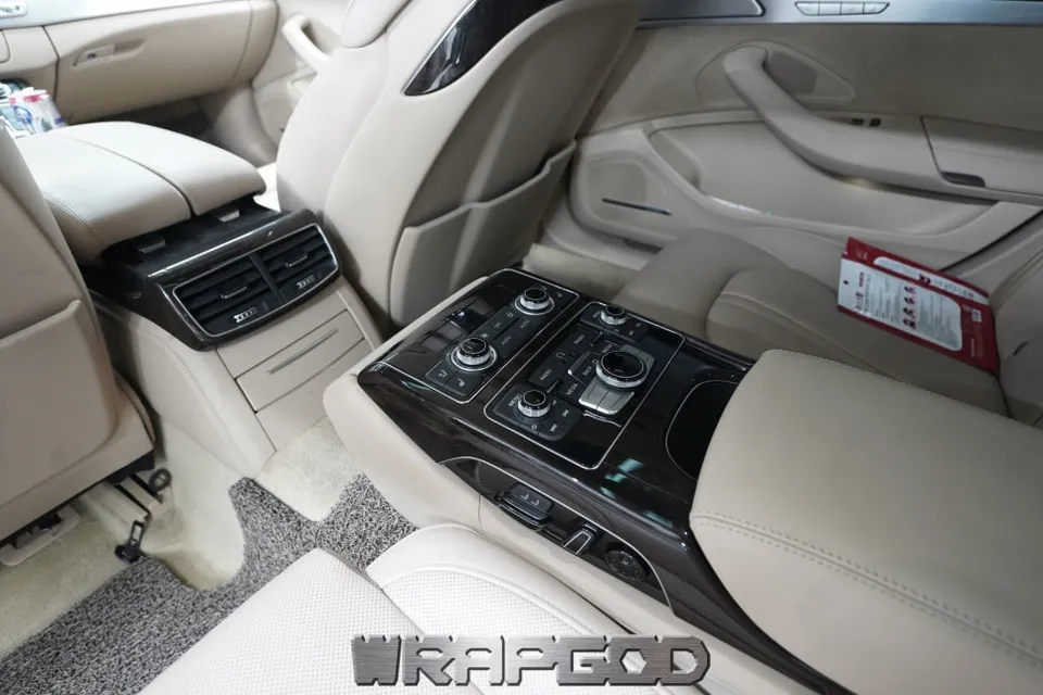 Audi A8のカーラッピング事例｜高級感ある室内へ 施工写真 3-1