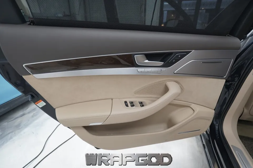 Audi A8のカーラッピング事例｜高級感ある室内へ 施工写真 1-2