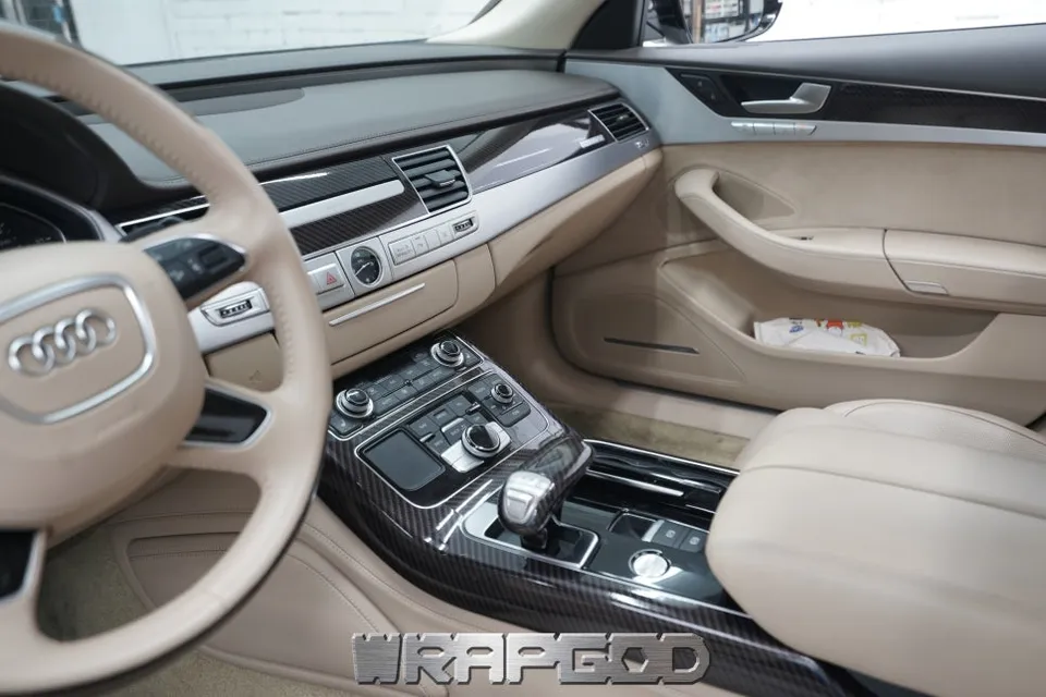 Audi A8のカーラッピング事例｜高級感ある室内へ 施工写真 2-2