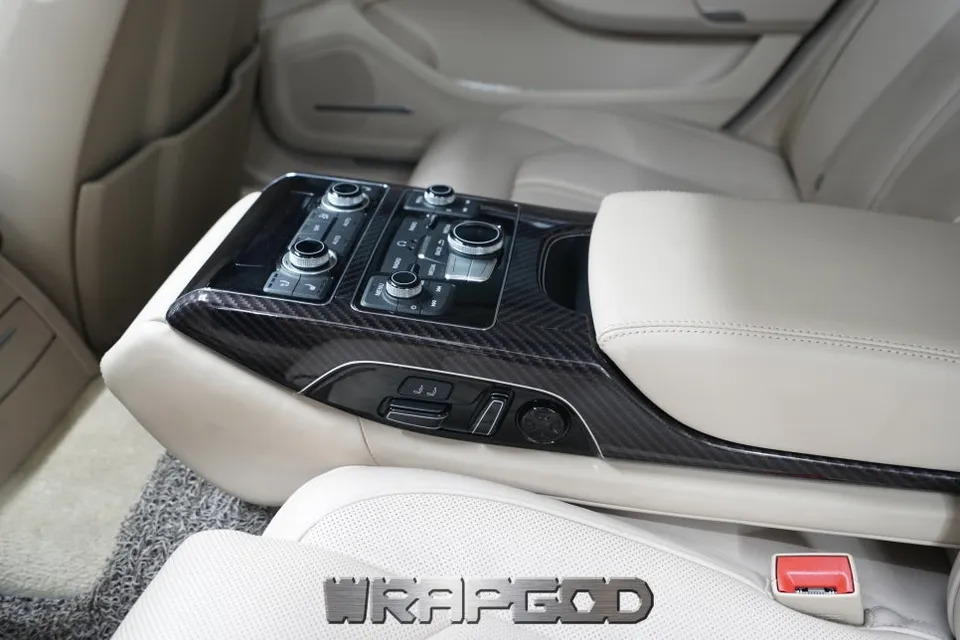 Audi A8のカーラッピング事例｜高級感ある室内へ 施工写真 3-2