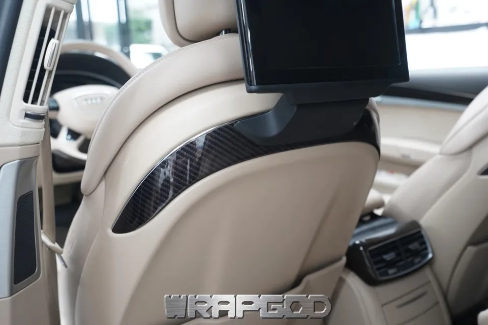 Audi A8のカーラッピング事例｜高級感ある室内へ 施工写真 4-2