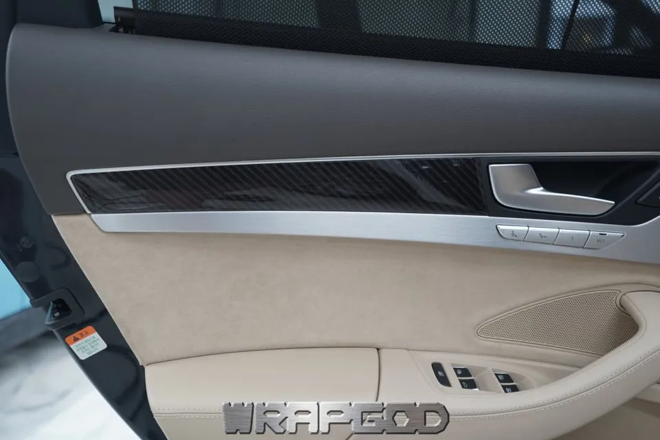 Audi A8のカーラッピング事例｜高級感ある室内へ 施工写真 1-3