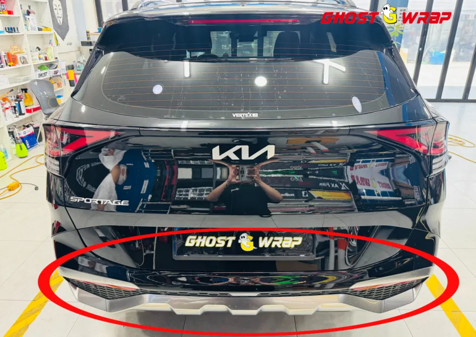 Kia Sportageのカーラッピング事例：リアバンパーの変身 施工写真 2-1