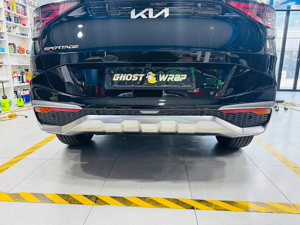 Kia Sportageのカーラッピング事例：リアバンパーの変身 施工写真 3-1