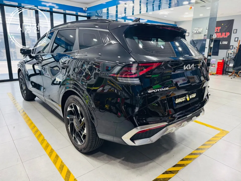 Kia Sportageのカーラッピング事例：リアバンパーの変身 施工写真 3-2