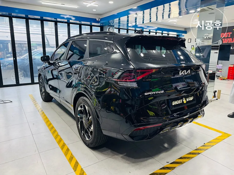 Kia Sportageのカーラッピング事例：リアバンパーの変身 施工写真 1-3