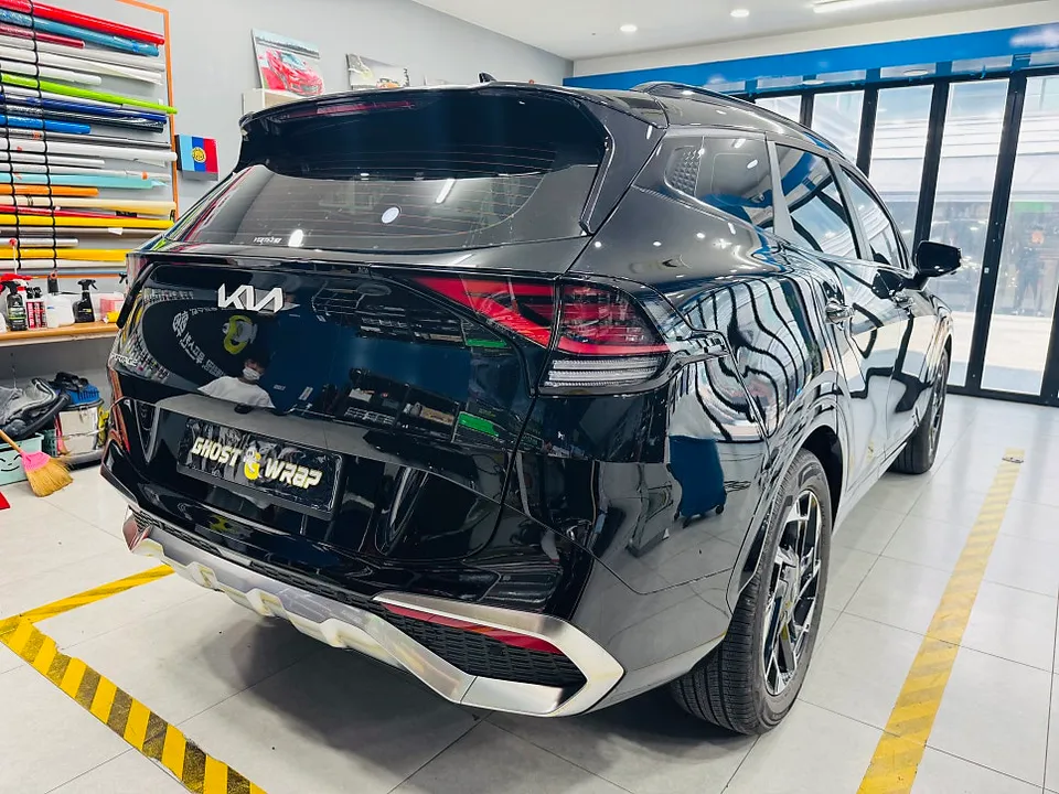 Kia Sportageのカーラッピング事例：リアバンパーの変身 施工写真 2-3