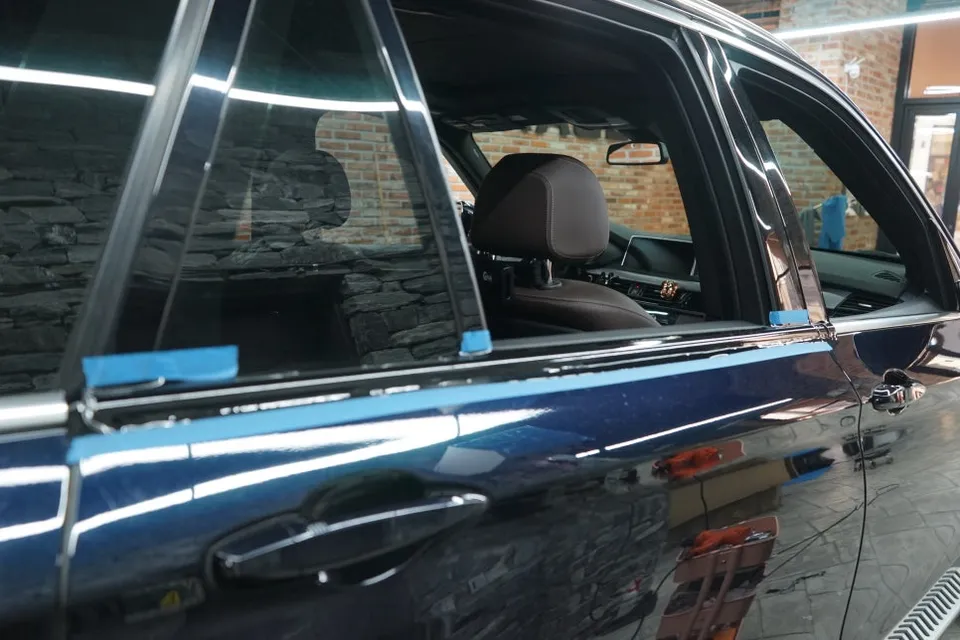 BMW X5 vinyl wrap - BMW X5 Vinyl Wrap Review: Chrome Delete for Window Trim photo 4