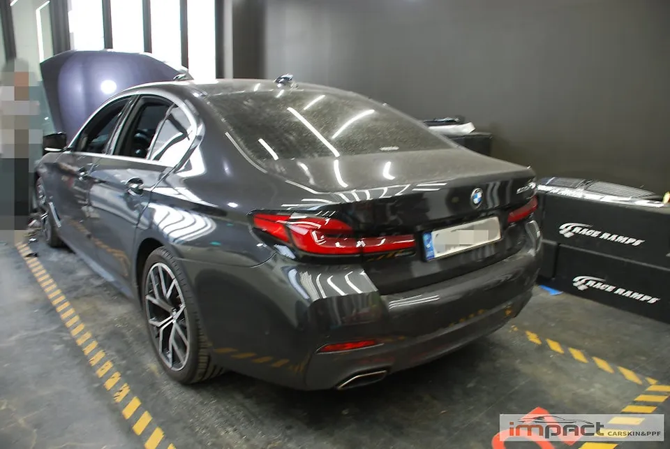 BMW 5 Seriesのカーラッピング事例|クロームパーツのブラックアウト 施工写真 1-2