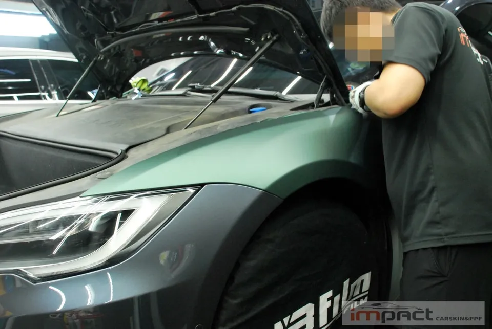 Tesla Model Sのカーラッピング事例|費用目安・仕上がり 施工写真 1-1