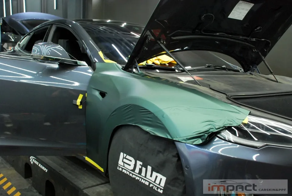 Tesla Model Sのカーラッピング事例|費用目安・仕上がり 施工写真 3-1