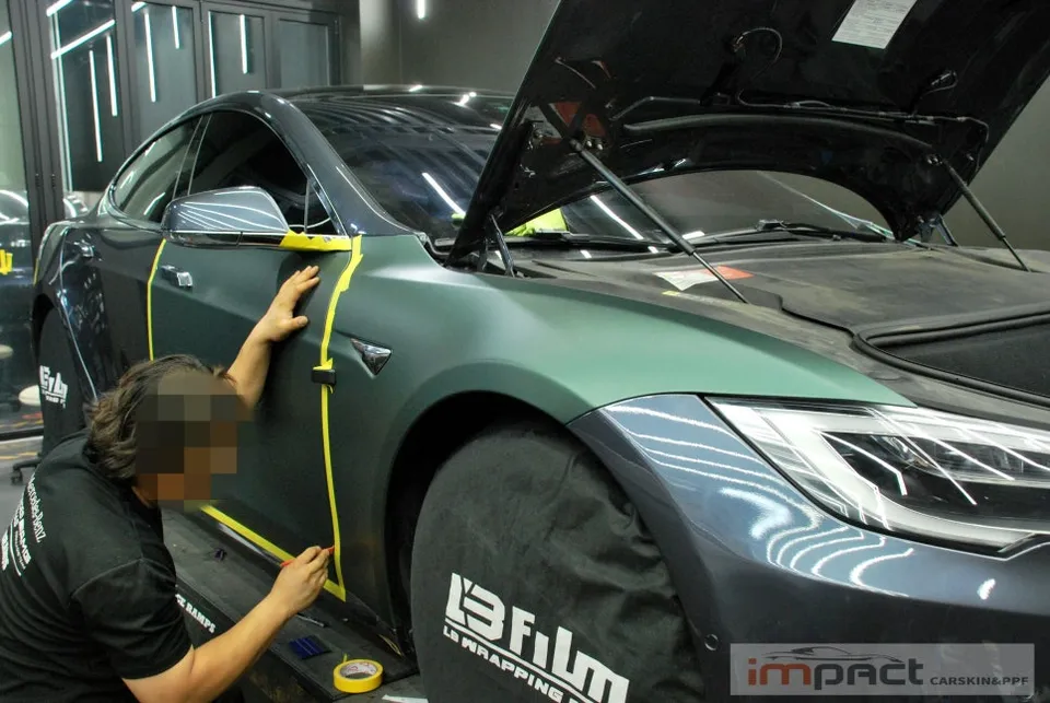Tesla Model Sのカーラッピング事例|費用目安・仕上がり 施工写真 1-2