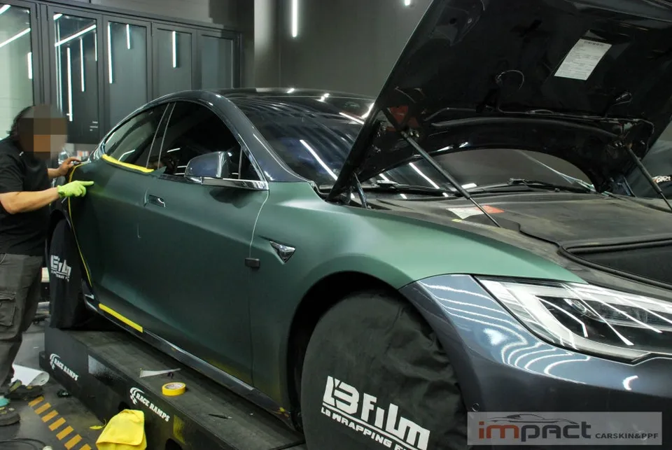Tesla Model Sのカーラッピング事例|費用目安・仕上がり 施工写真 2-2