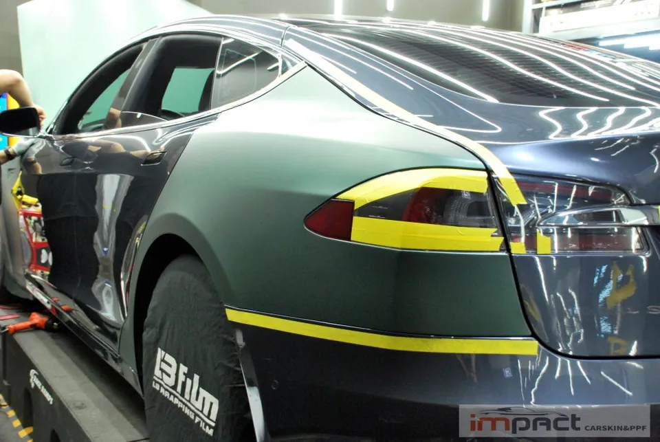 Tesla Model Sのカーラッピング事例|費用目安・仕上がり 施工写真 1-3