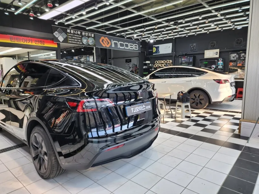 Tesla Model Yのカーフィルム施工事例|費用目安・仕上がり 施工写真 1-2
