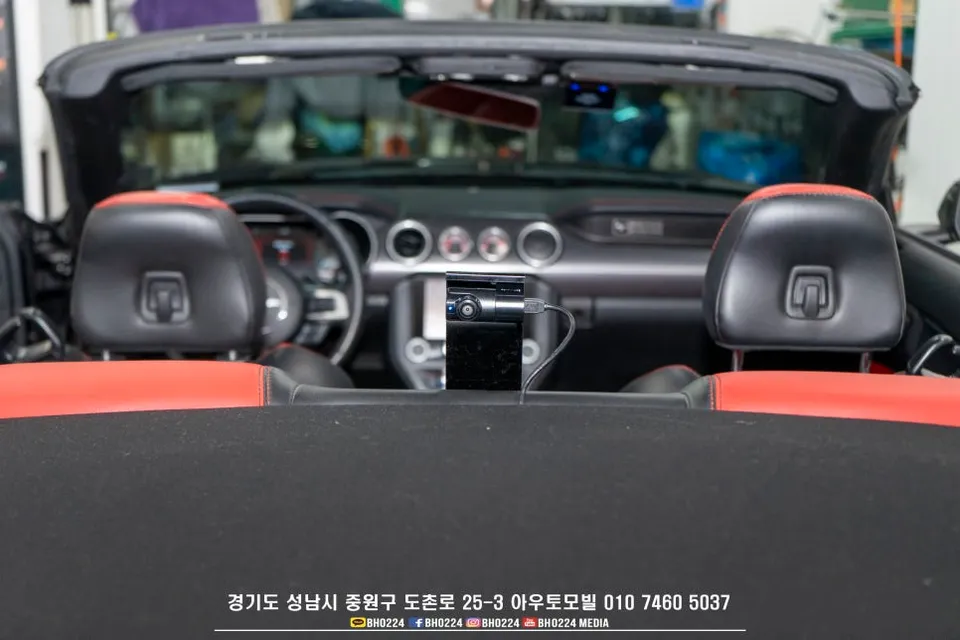 Ford Mustang Convertibleのドライブレコーダー取付事例 施工写真 4-1