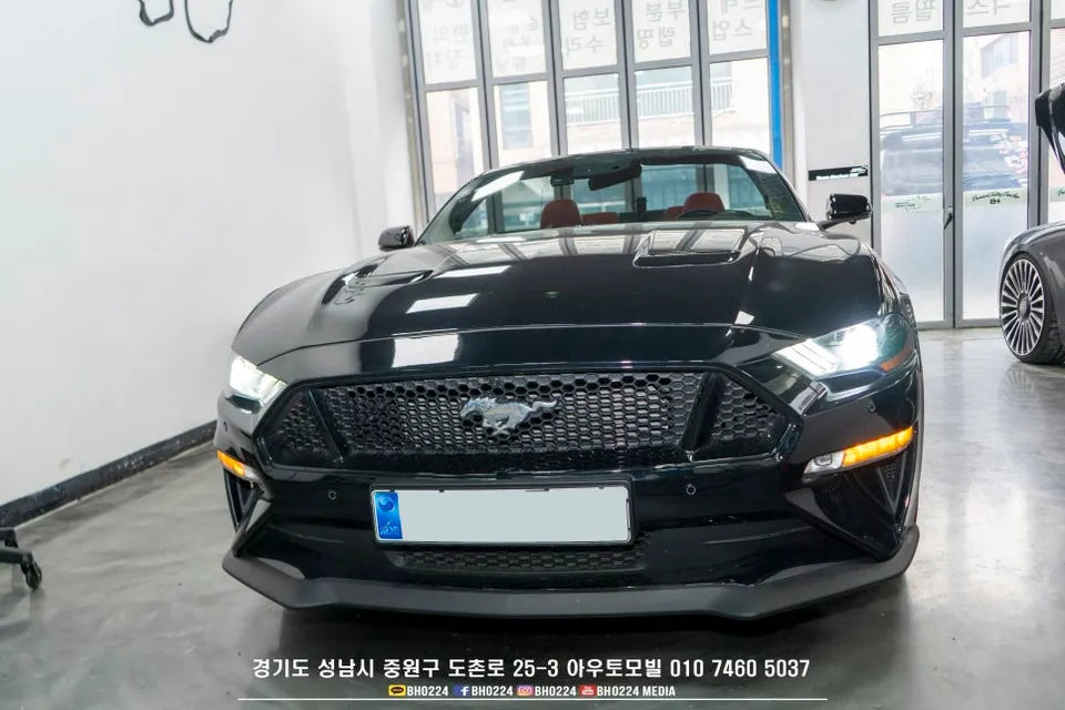 Ford Mustang Convertibleのドライブレコーダー取付事例 施工写真 2-2