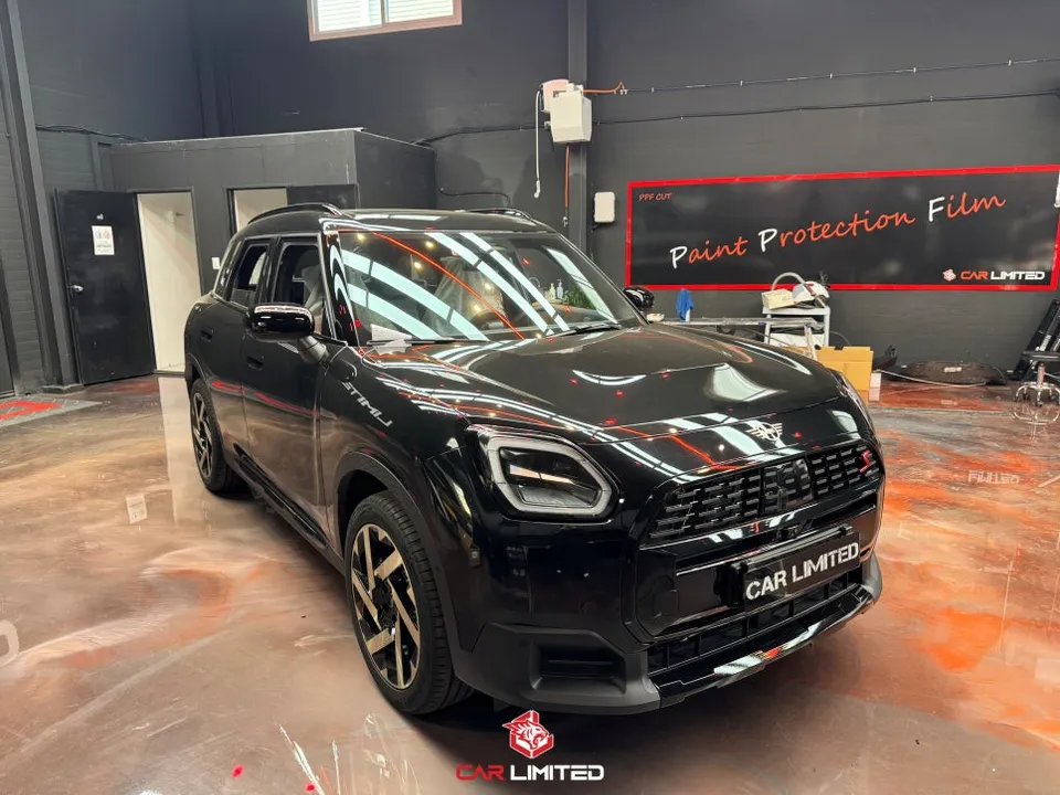 MINI Countrymanのカーラッピング事例|クロームパーツの印象変化 施工写真 1-2