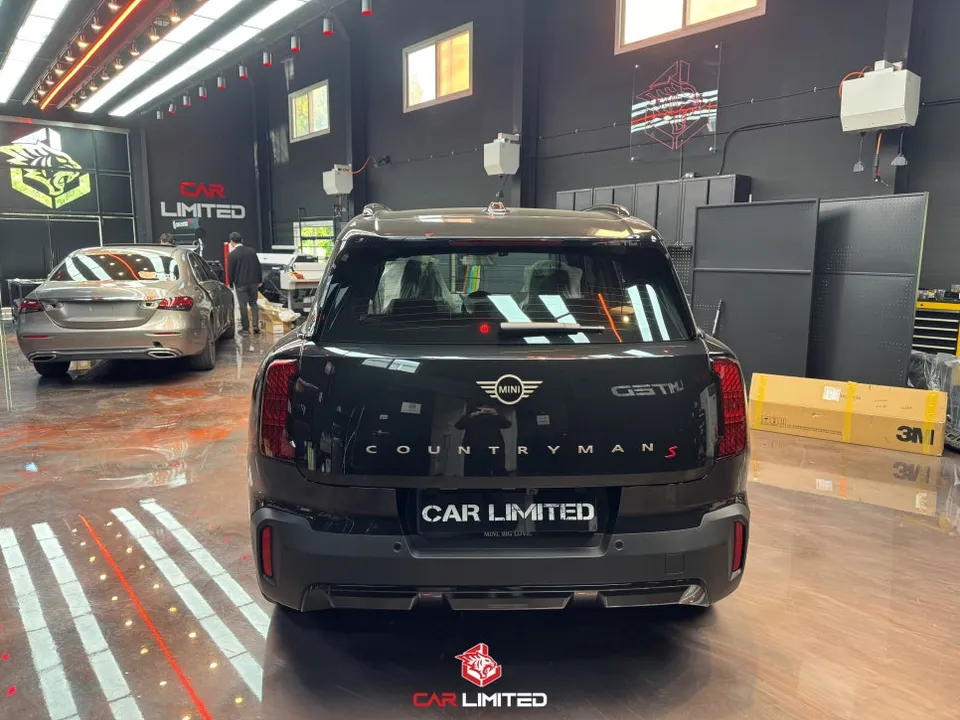 MINI Countrymanのカーラッピング事例|クロームパーツの印象変化 施工写真 3-2
