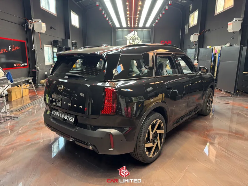 MINI Countrymanのカーラッピング事例|クロームパーツの印象変化 施工写真 4-2