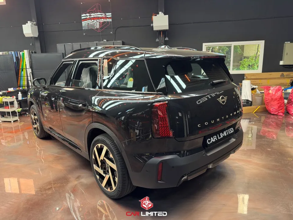 MINI Countrymanのカーラッピング事例|クロームパーツの印象変化 施工写真 1-3