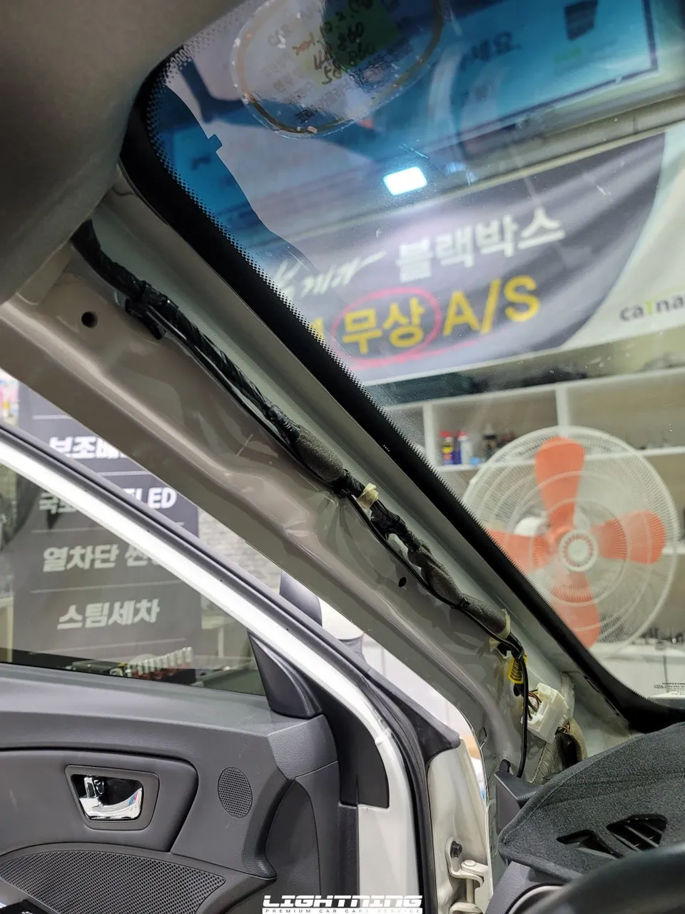 Lexus LXのドライブレコーダー取付事例 施工写真 3-2