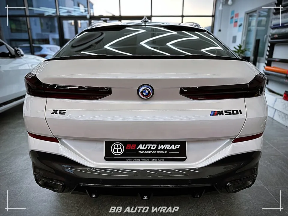 BMW X6のカーラッピング事例|クロームモールをブラック化 施工写真 3-1