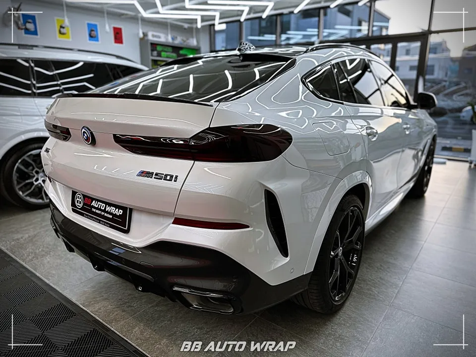 BMW X6のカーラッピング事例|クロームモールをブラック化 施工写真 1-2