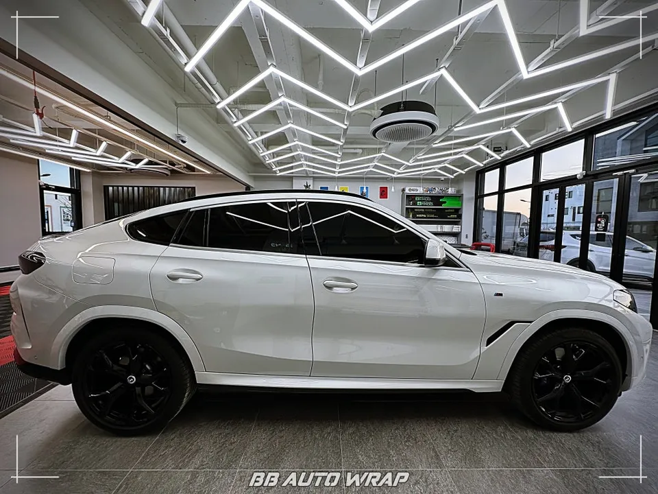 BMW X6のカーラッピング事例|クロームモールをブラック化 施工写真 2-2