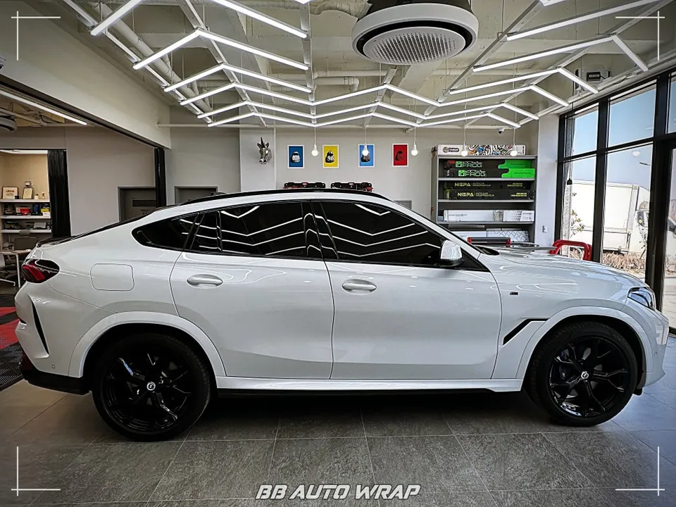 BMW X6のカーラッピング事例|クロームモールをブラック化 施工写真 3-2