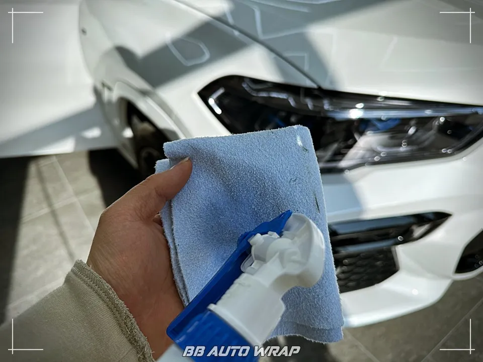 BMW X6のカーラッピング事例|クロームモールをブラック化 施工写真 1-3