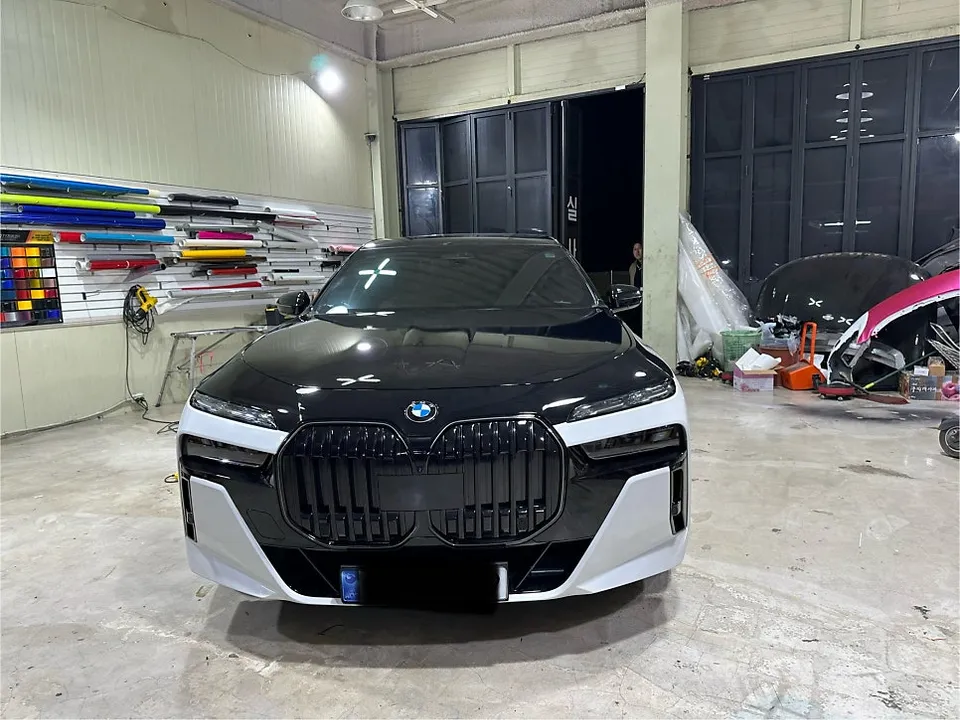 BMW 7 Series vinyl wrap - BMW 7 Series Vinyl Wrap Review: White & Black Two-Tone Elegance photo 3