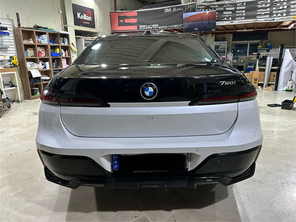 BMW 7 Series vinyl wrap - BMW 7 Series Vinyl Wrap Review: White & Black Two-Tone Elegance photo 4