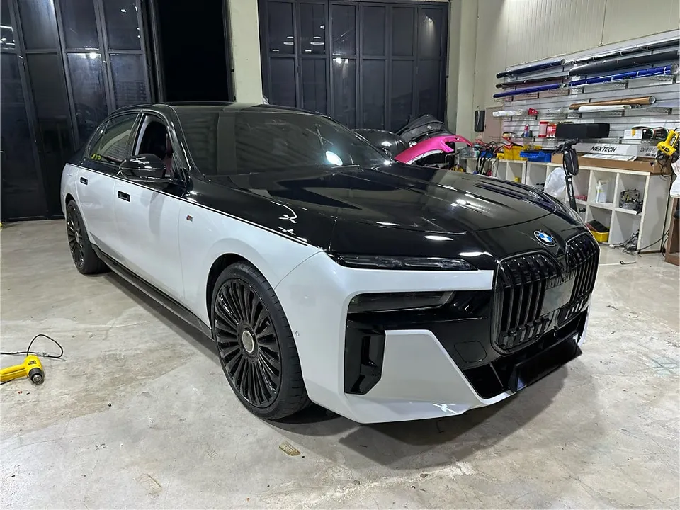 BMW 7 Series vinyl wrap - BMW 7 Series Vinyl Wrap Review: White & Black Two-Tone Elegance photo 5