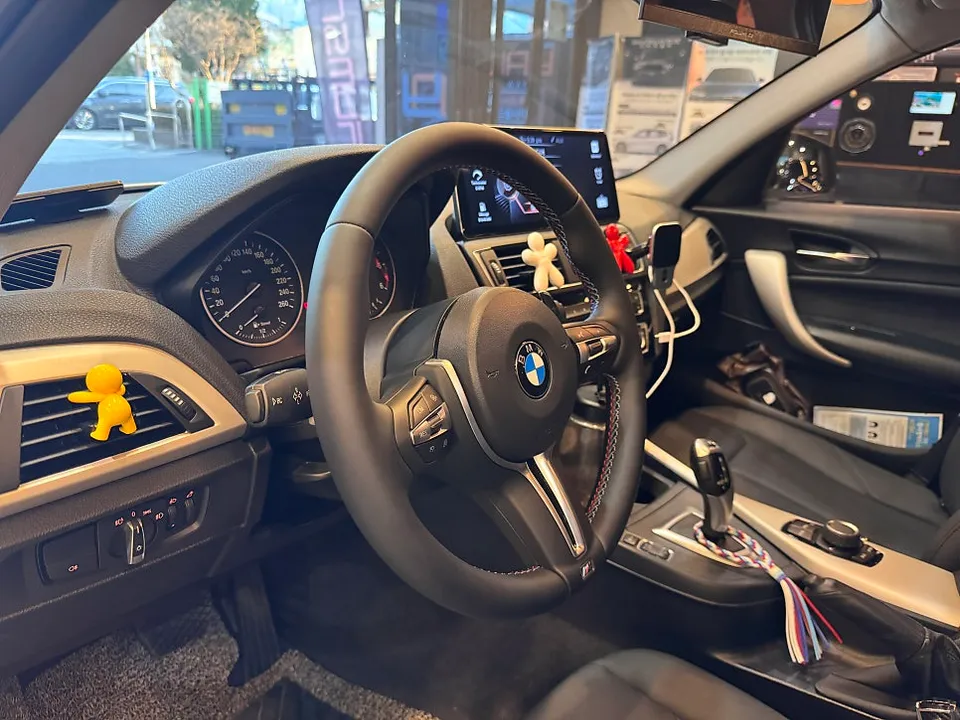 BMW 1 Series F20 steering wheel - BMW F20 Steering Wheel Customization Review photo 4