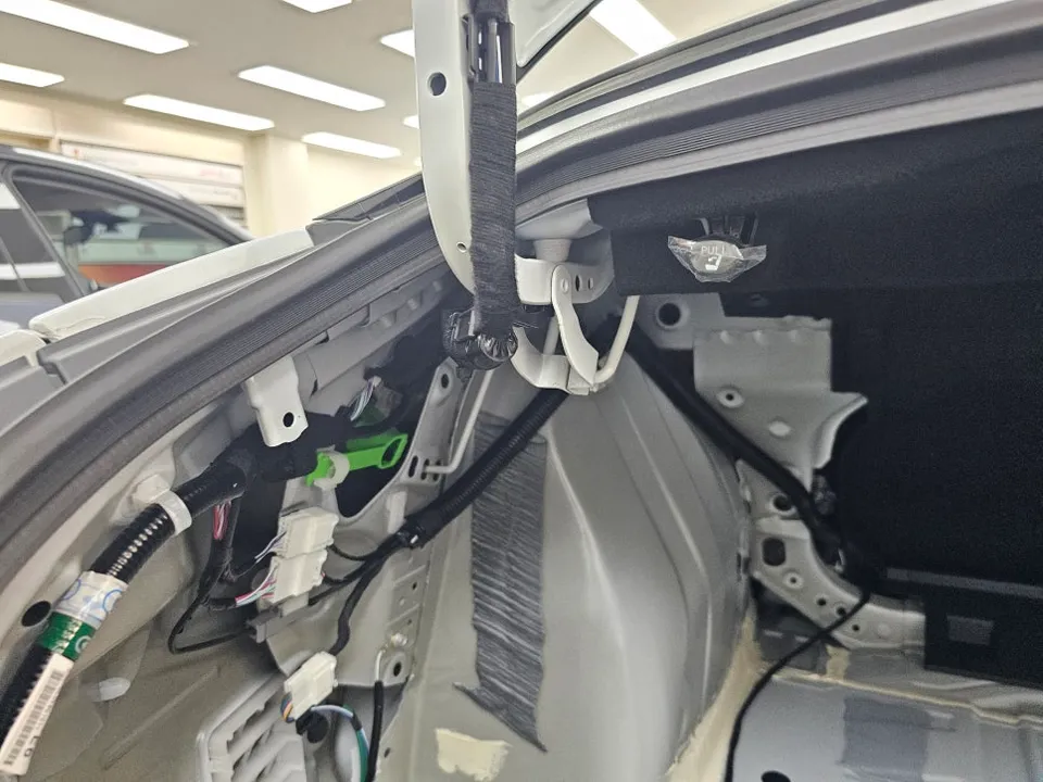 Toyota Crown oem options - Toyota Crown Power Trunk Installation Review photo 5