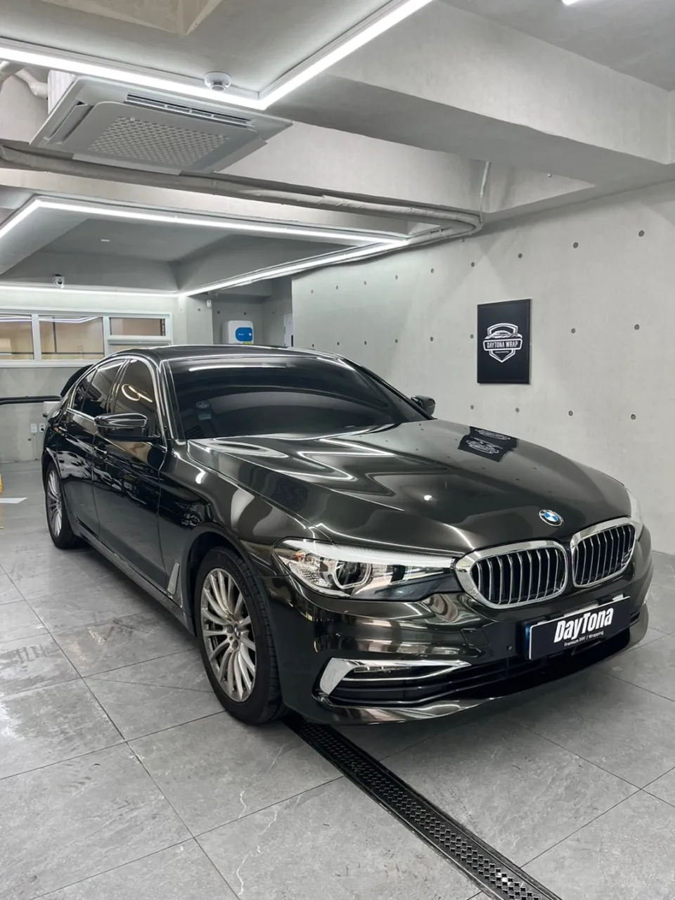 BMW 520iのカーラッピング事例|光沢仕上げの費用目安 施工写真 3-1
