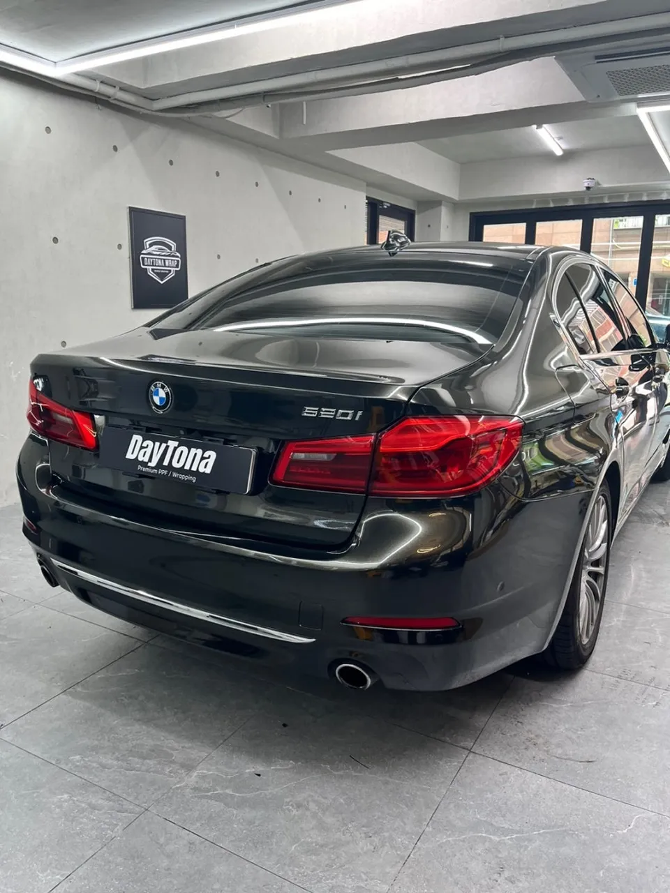 BMW 520iのカーラッピング事例|光沢仕上げの費用目安 施工写真 4-1